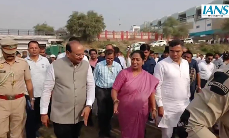 Delhi L-G, CM Gupta inspect Yamuna cleaning drive at Wazirabad, discuss riverfront revamp